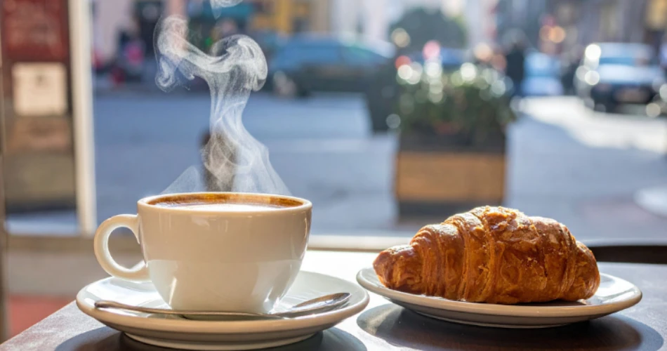 Kafe Leopold. Menjelajahi Warisan Kafe Terkenal di Colaba