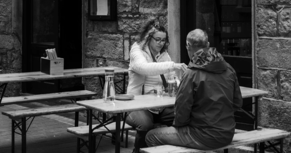 Kafe Leopold. Menjelajahi Warisan Kafe Terkenal di Colaba