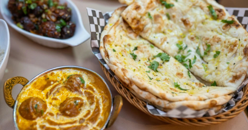 Kafe Leopold. Menjelajahi Warisan Kafe Terkenal di Colaba