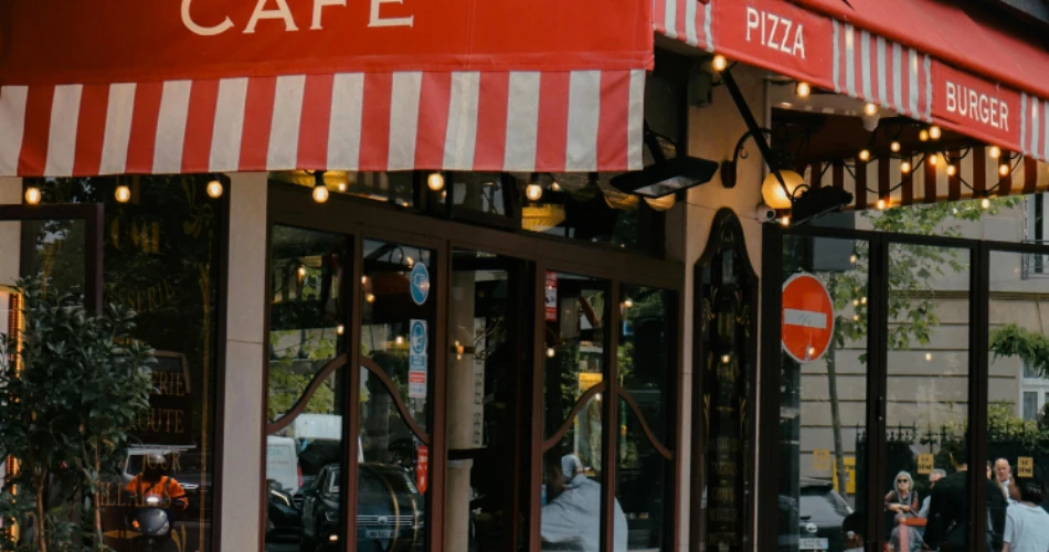 Kafe Leopold. Menjelajahi Warisan Kafe Terkenal di Colaba